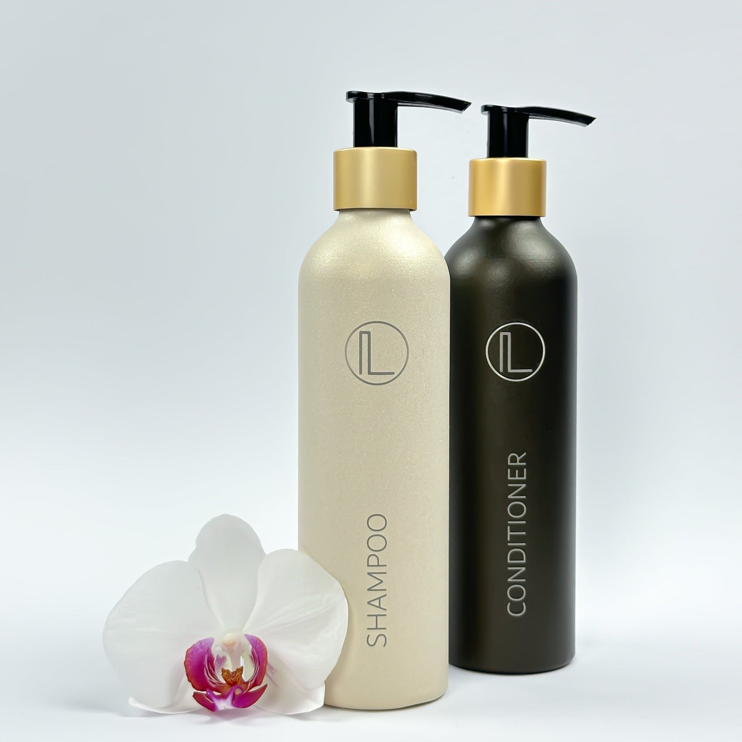 Shampoo und Conditioner Spender von Lerabell, in matt, schön arrangiert, für Pulvershampoo und Pulverconditioner zum Anmischen
