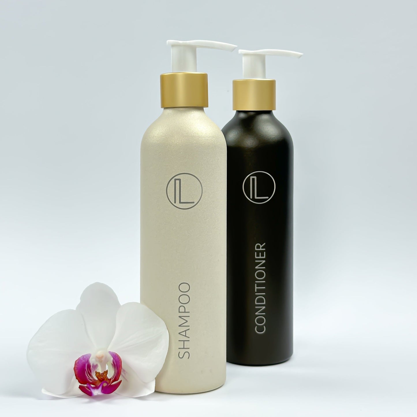 Shampoo und Conditioner Spender von Lerabell, in matt, schön arrangiert, für Pulvershampoo und Pulverconditioner zum Anmischen