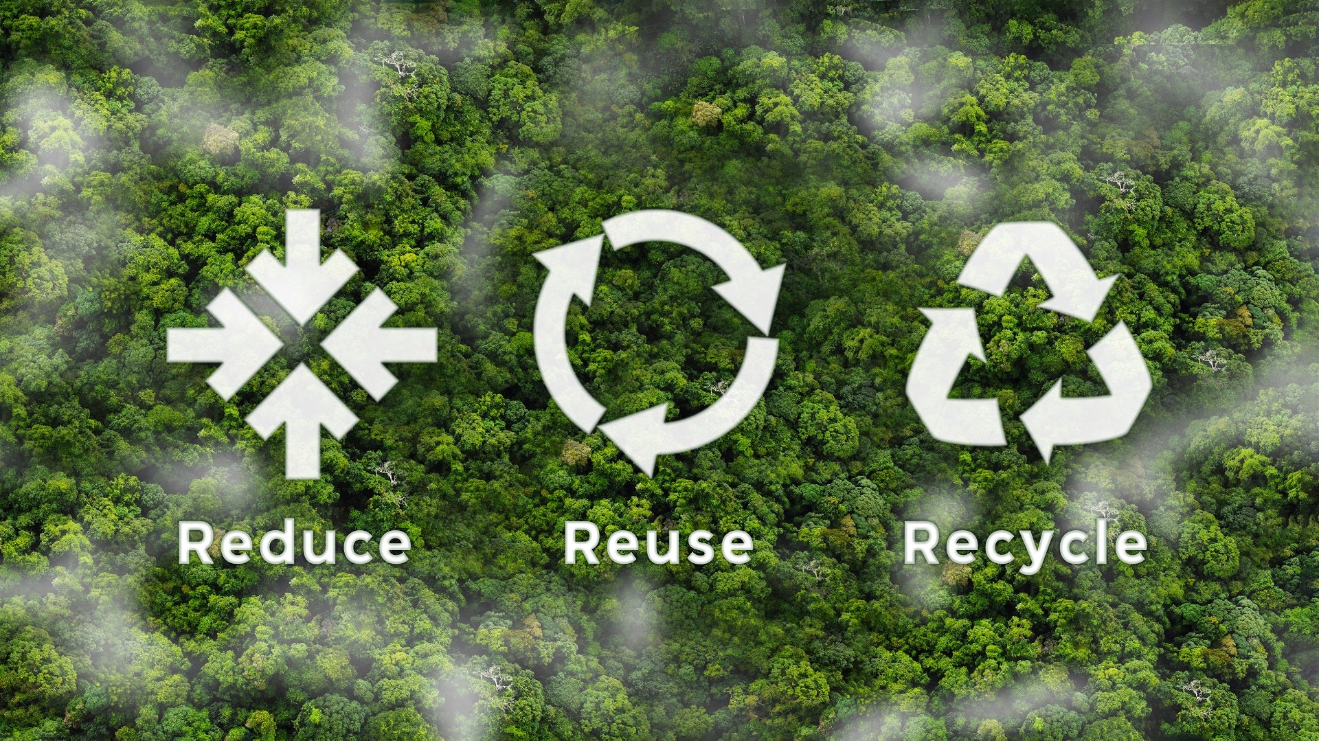 Reduce - Reuse - Recycle, groß in weiß geschrieben mit den dazugehörigen Zeichen, im Hintergrund ist ein grüner Wald, mit Nebelschwaden, von oben zu sehen